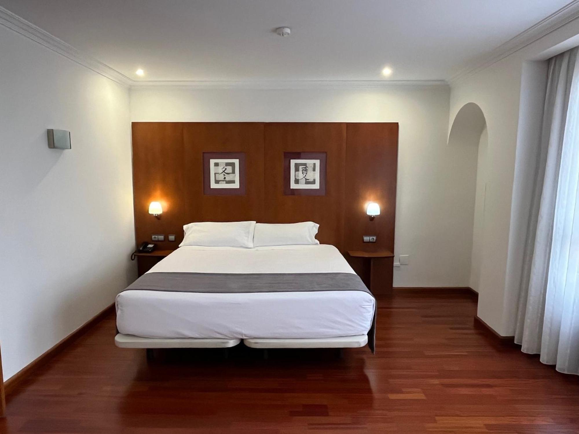 Hotel Gran Regente Oviedo Esterno foto
