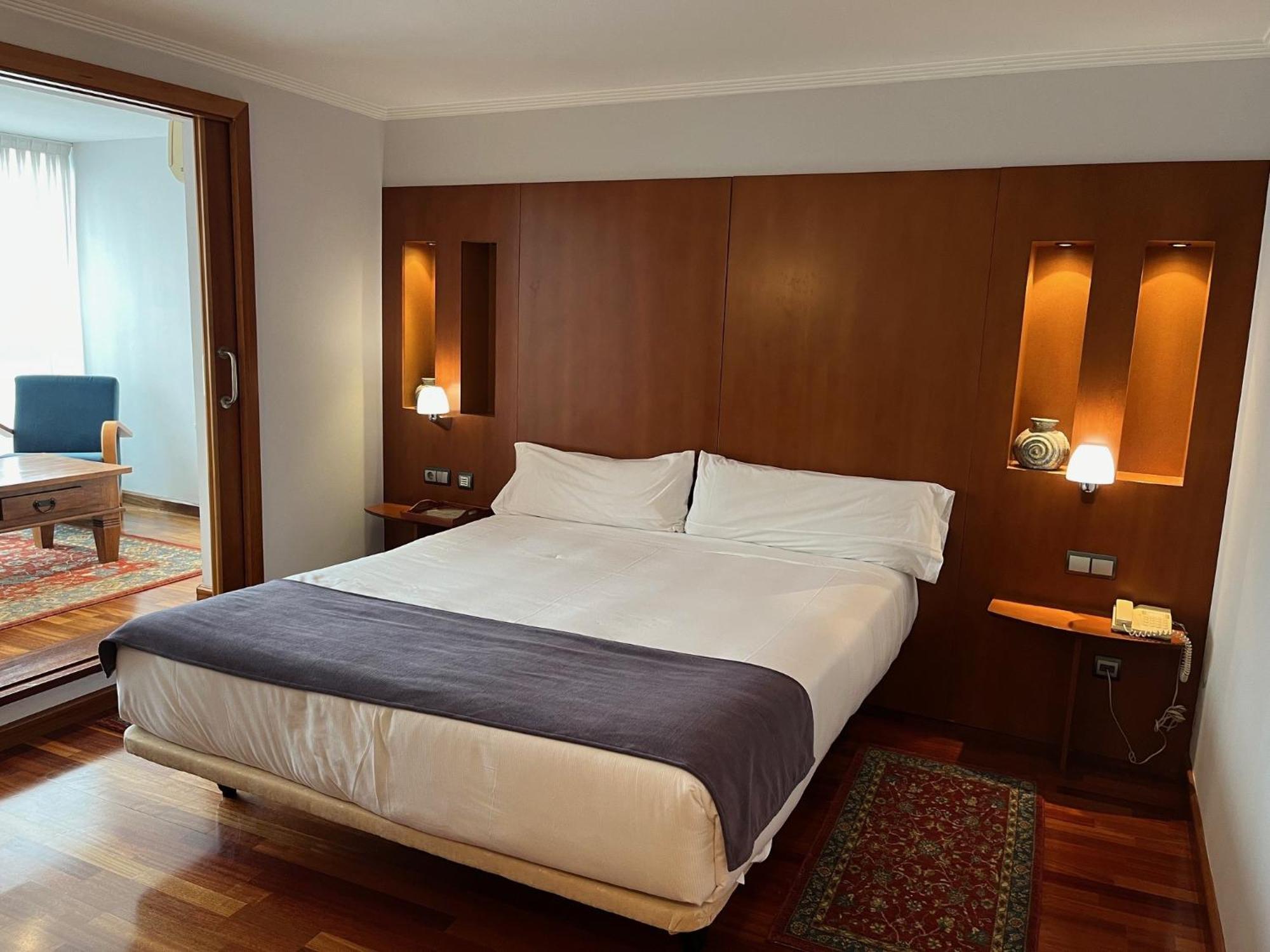 Hotel Gran Regente Oviedo Esterno foto
